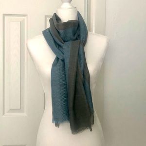 A winter fashionable scarf